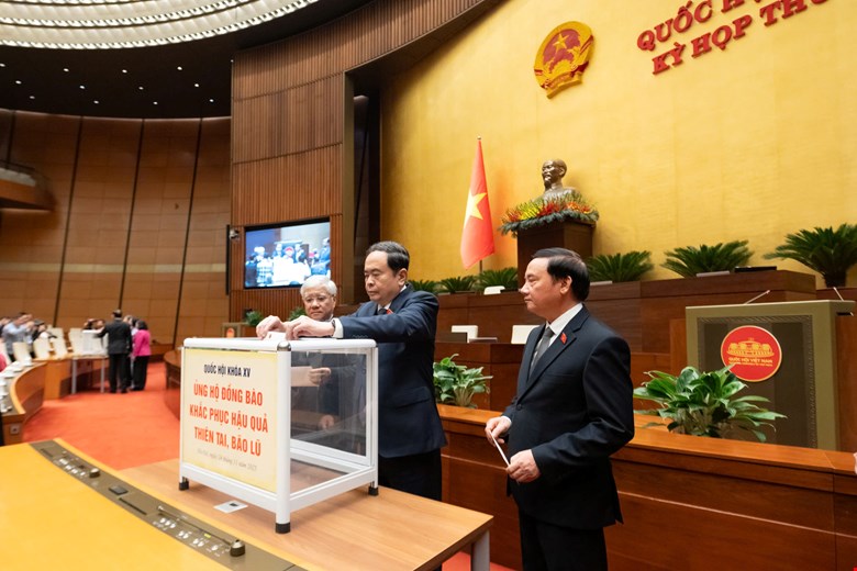 Quốc hội phát động ủng hộ đồng bào khắc phục hậu quả thiên tai, bão lũ- Ảnh 1.