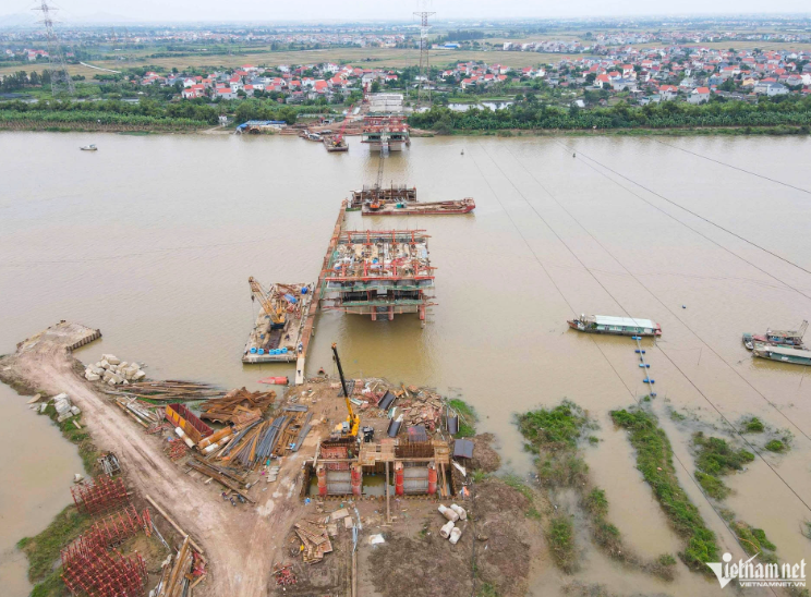 Cây cầu đầu tiên bắc qua sông Thái Bình sau 1 năm khởi công: Dần thành hình, sẽ hoàn thành sau ít tháng nữa- Ảnh 2. Cây cầu đầu tiên bắc qua sông Thái Bình sau 1 năm khởi công: Dần thành hình, sẽ hoàn thành sau ít tháng nữa- Ảnh 2.
