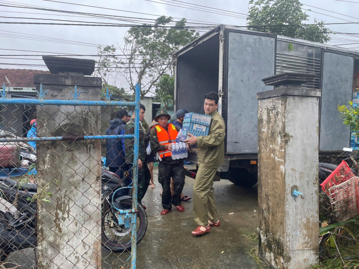 Hòa Phát hỗ trợ người dân Đắk Lắk 100.000m2 tôn lợp khắc phục hậu quả bão lũ- Ảnh 1. Hòa Phát hỗ trợ người dân Đắk Lắk 100.000m2 tôn lợp khắc phục hậu quả bão lũ- Ảnh 1.