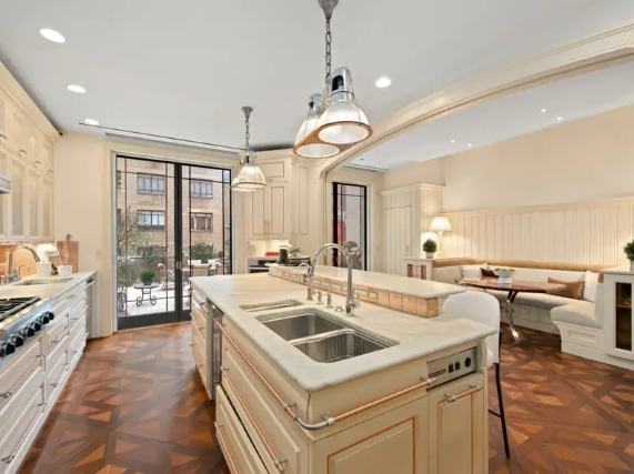 Chiêm ngưỡng căn biệt thự bằng đá vôi được rao bán gần nghìn tỷ- Ảnh 4. Chiêm ngưỡng căn biệt thự bằng đá vôi được rao bán gần nghìn tỷ- Ảnh 4.