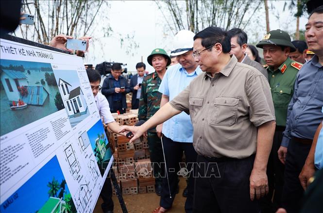 Thủ tướng yêu cầu phát động chiến dịch thần tốc xây sửa nhà cho người dân bị thiệt hại do mưa lũ- Ảnh 4.