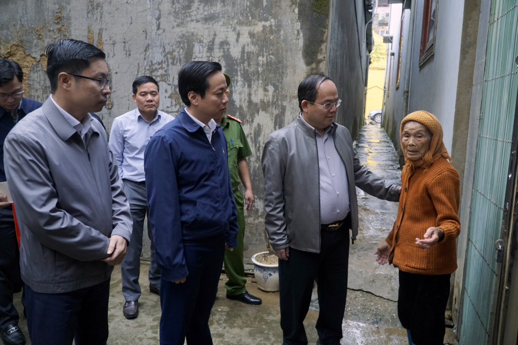 Cao Bằng: Bí thư Tỉnh ủy thăm, tặng quà các gia đình bị ảnh hưởng cơn bão số 10, 11 tại phường Thục Phán- Ảnh 1.