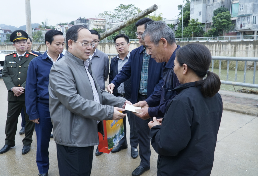 Cao Bằng: Bí thư Tỉnh ủy thăm, tặng quà các gia đình bị ảnh hưởng cơn bão số 10, 11 tại phường Thục Phán- Ảnh 2.