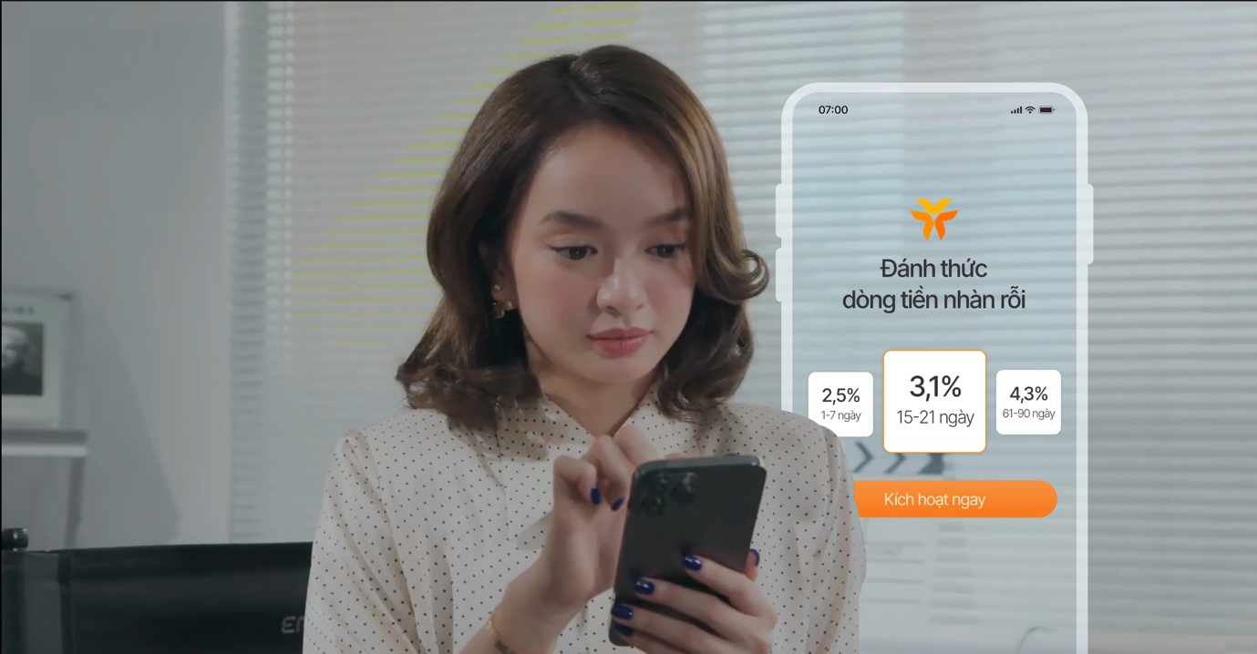 Cách đầu tư cho đam mê cũng sinh lời từ Kaity Nguyễn- Ảnh 3. A person looking at a cell phone  AI-generated content may be incorrect.