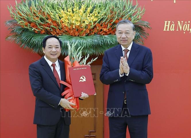 Tổng Bí thư Tô Lâm trao các quyết định của Bộ Chính trị về công tác cán bộ- Ảnh 1. Tổng Bí thư Tô Lâm trao các quyết định của Bộ Chính trị về công tác cán bộ- Ảnh 1.