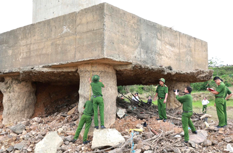 Cây cầu trọng yếu tại Phú Thọ hư hỏng nghiêm trọng, Bộ Xây dựng chỉ đạo nóng, Công an vào cuộc- Ảnh 2.