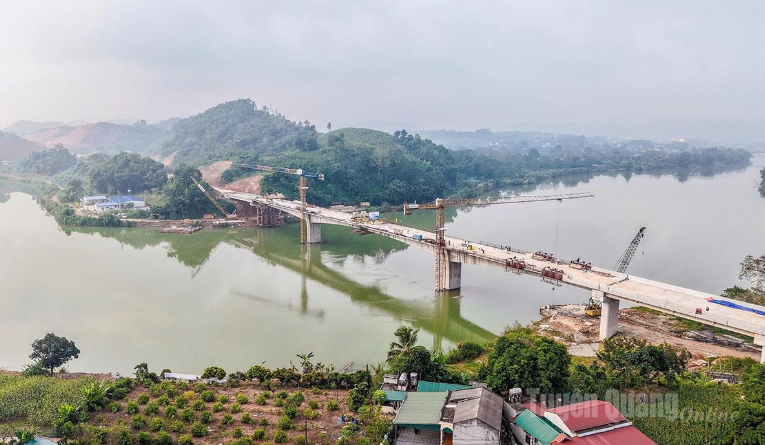 Chính thức hợp long cây cầu dài nhất tuyến cao tốc Tuyên Quang - Hà Giang, rút ngắn kết nối từ 4 giờ còn chưa đầy 1 giờ- Ảnh 2.