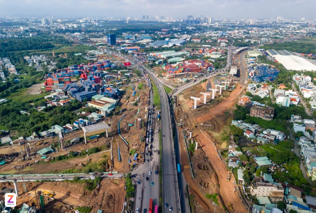 Nút giao 3 tầng kết nối 6 trục đường của 2 tỉnh thành giàu nhất Việt Nam không kịp thông xe- Ảnh 1.
