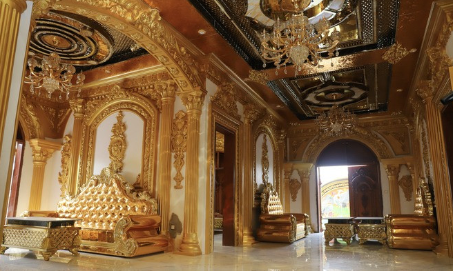 Lâu đài dát vàng gần 100 tỷ của ‘đại gia đồng nát’: Huy động hàng trăm người xây dựng, từng phải tháo dỡ 1 phần công trình trái phép- Ảnh 3. Lâu đài dát vàng gần 100 tỷ của ‘đại gia đồng nát’: Huy động hàng trăm người xây dựng, từng phải tháo dỡ 1 phần công trình trái phép- Ảnh 3.
