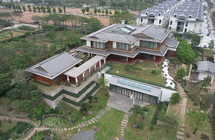 Dinh thự hơn 5.000m2 của 'nữ tướng' Nam Cường: Tường thành cao 2m, quy mô lớn gấp 12 lần so với biệt thự lân cận- Ảnh 1.