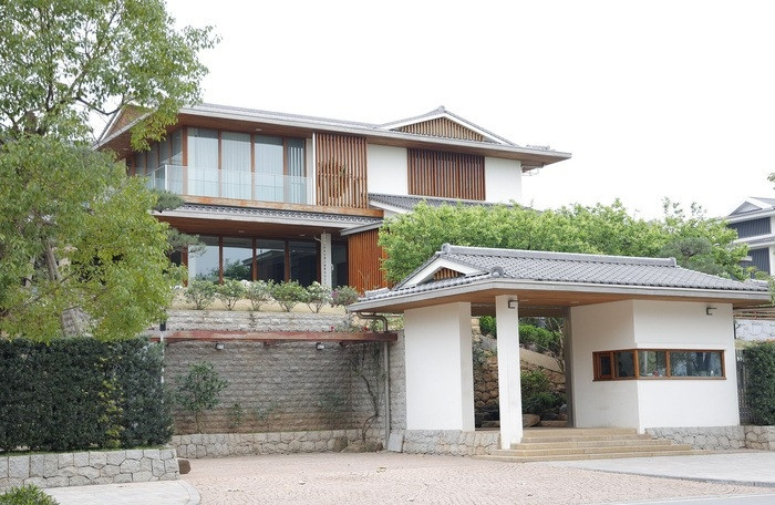 Dinh thự hơn 5.000m2 của 'nữ tướng' Nam Cường: Tường thành cao 2m, quy mô lớn gấp 12 lần so với biệt thự lân cận- Ảnh 2.