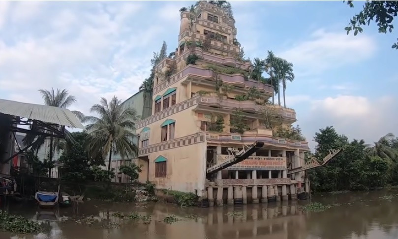 Căn biệt thự bí ẩn bị bỏ hoang nhiều thập kỷ giữa lòng Cai Lậy của đại gia lúa gạo nức tiếng miền Tây: Kiến trúc tháp độc đáo với 6 tầng đồ sộ- Ảnh 3.