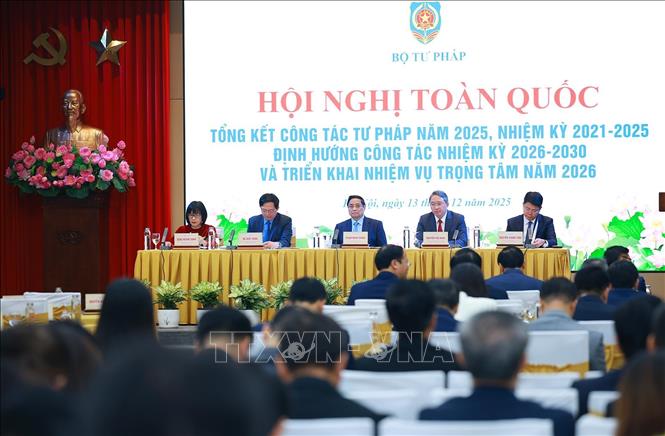 Chuyển từ 'quản lý bằng pháp luật' sang 'kiến tạo thể chế phát triển'- Ảnh 1. Chuyển từ 'quản lý bằng pháp luật' sang 'kiến tạo thể chế phát triển'- Ảnh 1.