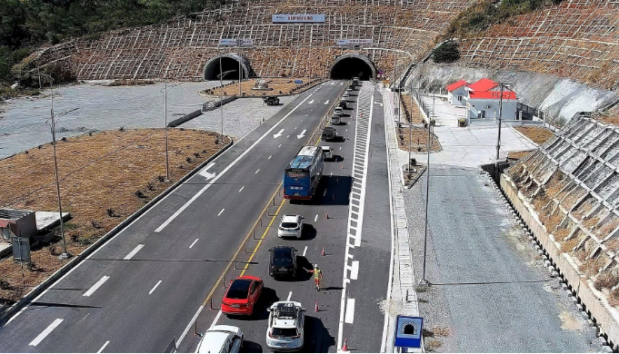 Đường hầm xuyên núi dài thứ 4 Việt Nam sắp được mở rộng lên gấp rưỡi- Ảnh 1. Đường hầm xuyên núi dài thứ 4 Việt Nam sắp được mở rộng lên gấp rưỡi- Ảnh 1.