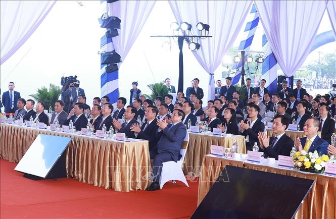 Thủ tướng: Mồ hôi, máu và nước mắt kết tinh thành những công trình kiến tạo cho sự phát triển- Ảnh 5. Thủ tướng: Mồ hôi, máu và nước mắt kết tinh thành những công trình kiến tạo cho sự phát triển- Ảnh 5.