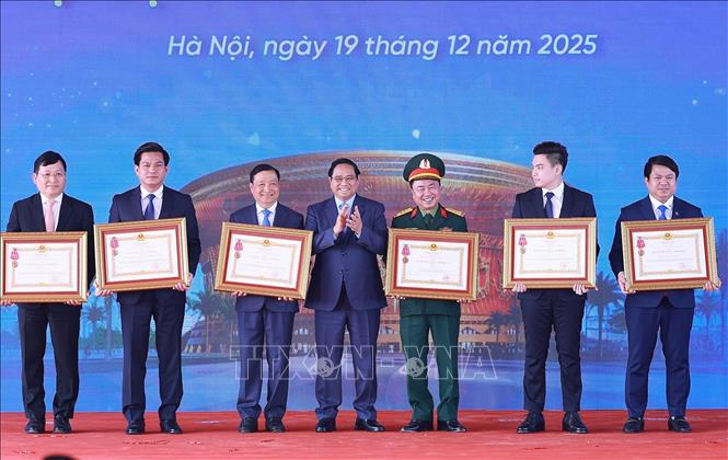 Thủ tướng: Mồ hôi, máu và nước mắt kết tinh thành những công trình kiến tạo cho sự phát triển- Ảnh 6. Thủ tướng: Mồ hôi, máu và nước mắt kết tinh thành những công trình kiến tạo cho sự phát triển- Ảnh 6.