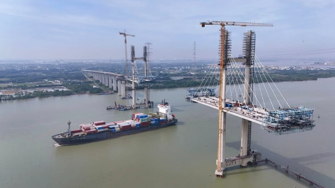 Cây cầu dây văng có tĩnh không cao nhất Việt Nam vừa hoàn thành thêm 1 cột mốc quan trọng- Ảnh 1. Cây cầu dây văng có tĩnh không cao nhất Việt Nam vừa hoàn thành thêm 1 cột mốc quan trọng- Ảnh 1.