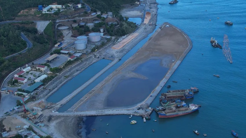 Cảng biển nước sâu hơn 45.000 tỷ lớn nhất miền Trung Việt Nam lùi tiến độ hoàn thành- Ảnh 1. Cảng biển nước sâu hơn 45.000 tỷ lớn nhất miền Trung Việt Nam lùi tiến độ hoàn thành- Ảnh 1.