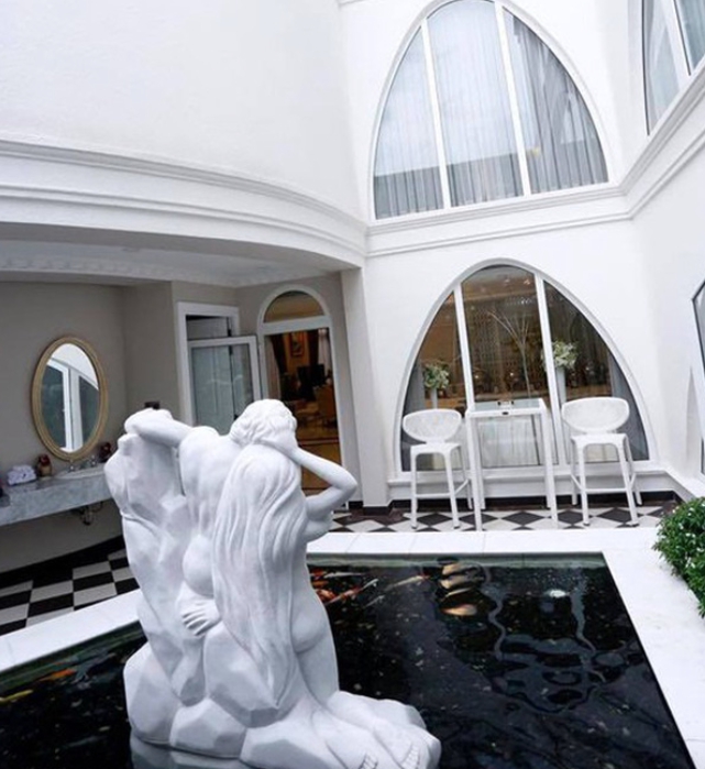 Dinh thự hơn 1.000m2 như cung điện của hoa hậu Việt 33 năm không có người kế nhiệm: Nội thất dát vàng, phòng khách có thể chứa 200 người- Ảnh 2. Dinh thự hơn 1.000m2 như cung điện của hoa hậu Việt 33 năm không có người kế nhiệm: Nội thất dát vàng, phòng khách có thể chứa 200 người- Ảnh 2.