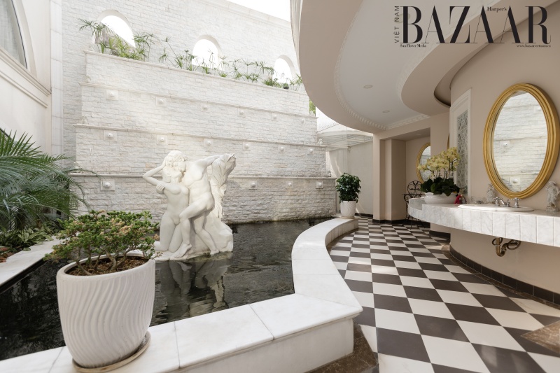 Dinh thự hơn 1.000m2 như cung điện của hoa hậu Việt 33 năm không có người kế nhiệm: Nội thất dát vàng, phòng khách có thể chứa 200 người- Ảnh 3. Dinh thự hơn 1.000m2 như cung điện của hoa hậu Việt 33 năm không có người kế nhiệm: Nội thất dát vàng, phòng khách có thể chứa 200 người- Ảnh 3.