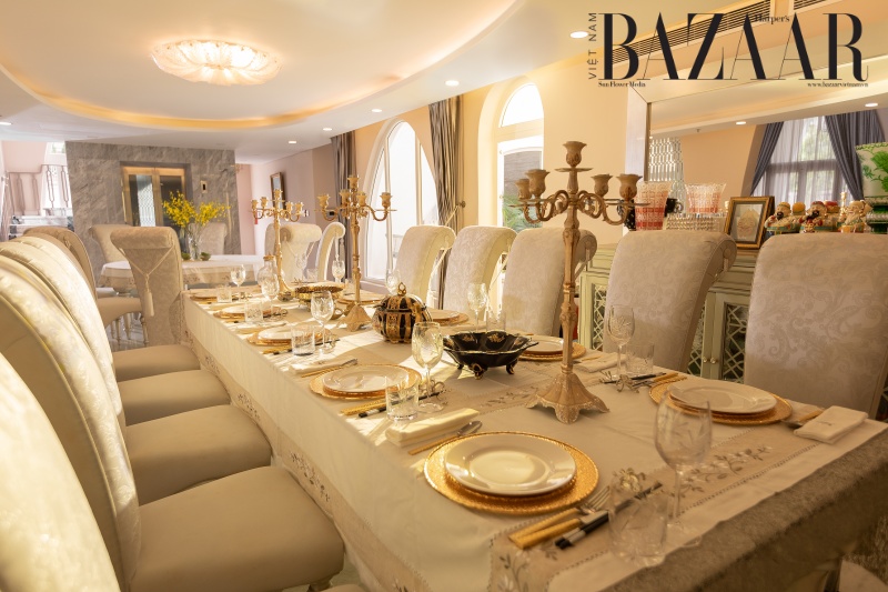 Dinh thự hơn 1.000m2 như cung điện của hoa hậu Việt 33 năm không có người kế nhiệm: Nội thất dát vàng, phòng khách có thể chứa 200 người- Ảnh 7. Dinh thự hơn 1.000m2 như cung điện của hoa hậu Việt 33 năm không có người kế nhiệm: Nội thất dát vàng, phòng khách có thể chứa 200 người- Ảnh 7.