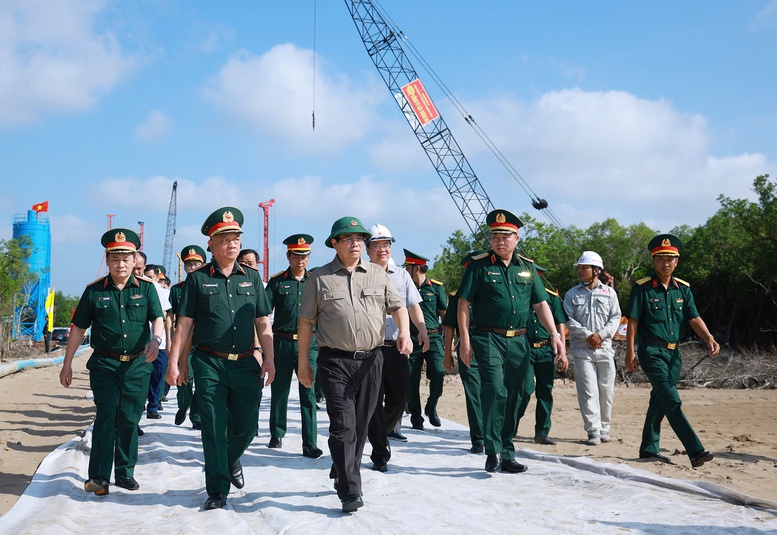 Thủ tướng Phạm Minh Chính kiểm tra tiến độ thi công tuyến giao thông ra đảo Hòn Khoai và Cảng tổng hợp lưỡng dụng Hòn Khoai. Nguồn ảnh: Báo Chính phủ Thủ tướng Phạm Minh Chính kiểm tra tiến độ thi công tuyến giao thông ra đảo Hòn Khoai và Cảng tổng hợp lưỡng dụng Hòn Khoai. Nguồn ảnh: Báo Chính phủ