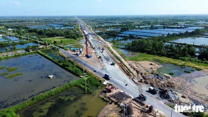 Huy động hơn 2.100 công nhân, 1.150 máy móc, tuyến cao tốc cuối cùng trên trục xương sống Bắc - Nam phía Đông sắp thông xe- Ảnh 1. Huy động hơn 2.100 công nhân, 1.150 máy móc, tuyến cao tốc cuối cùng trên trục xương sống Bắc - Nam phía Đông sắp thông xe- Ảnh 1.