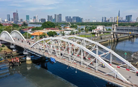 Ngày mai, cấm nhiều loại xe lên cây cầu 120 tuổi sắp bị dỡ bỏ hoàn toàn tại TP giàu nhất Việt Nam- Ảnh 1. Ngày mai, cấm nhiều loại xe lên cây cầu 120 tuổi sắp bị dỡ bỏ hoàn toàn tại TP giàu nhất Việt Nam- Ảnh 1.