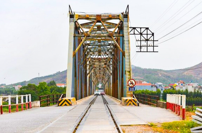 Cây cầu duy nhất ở Việt Nam có đường sắt chung đường bộ nguy cơ lỡ hẹn thông xe- Ảnh 1. Cây cầu duy nhất ở Việt Nam có đường sắt chung đường bộ nguy cơ lỡ hẹn thông xe- Ảnh 1.
