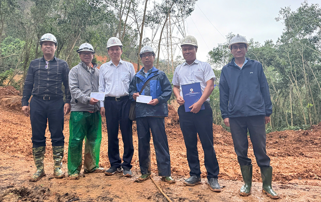 Chủ tịch Công đoàn EVNNPT động viên các đơn vị thi công cụm dự án truyền tải điện nhập khẩu từ Lào- Ảnh 1.