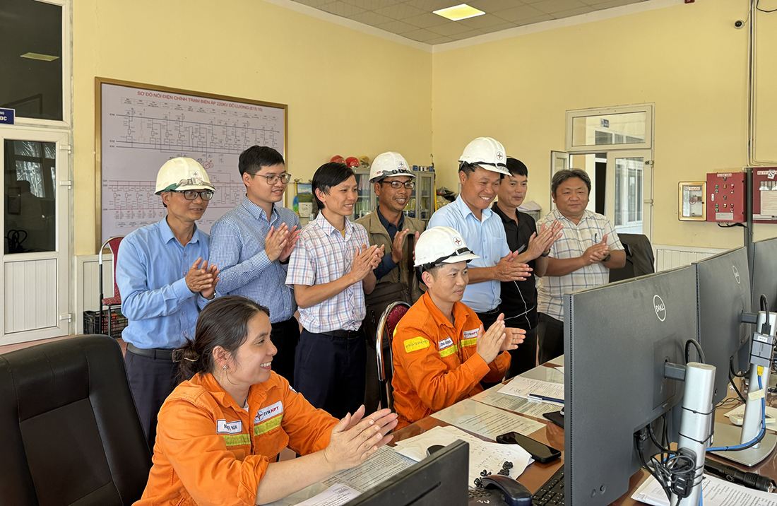 Đóng điện đường dây 220kV Đô Lương - Nam Cấm chào mừng Đại hội V Công đoàn EVNNPT- Ảnh 1.
