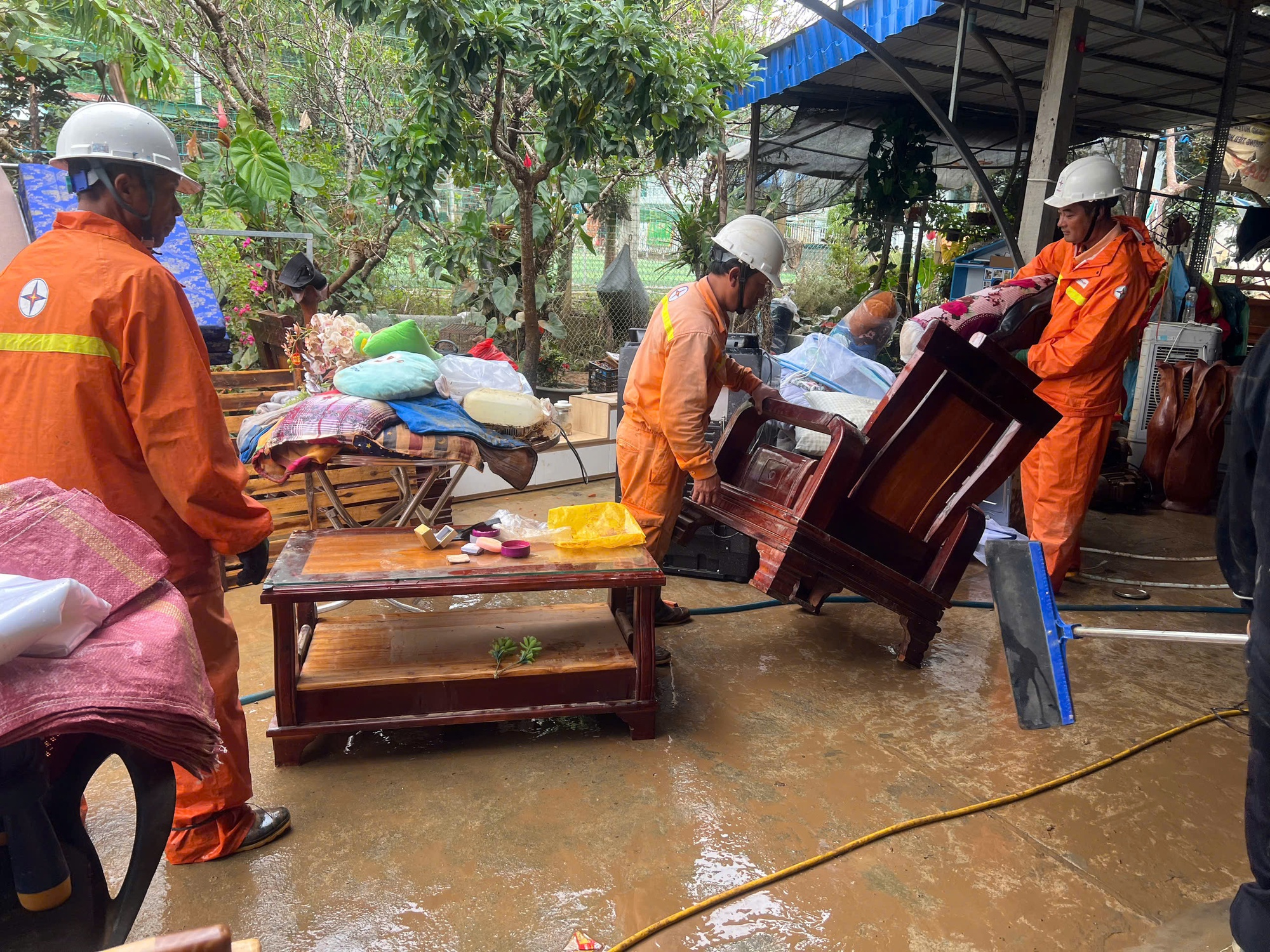 Đảm bảo vận hành an toàn, ổn định hệ thống truyền tải điện trước mưa lũ miền Trung, Tây Nguyên thời gian qua- Ảnh 7.