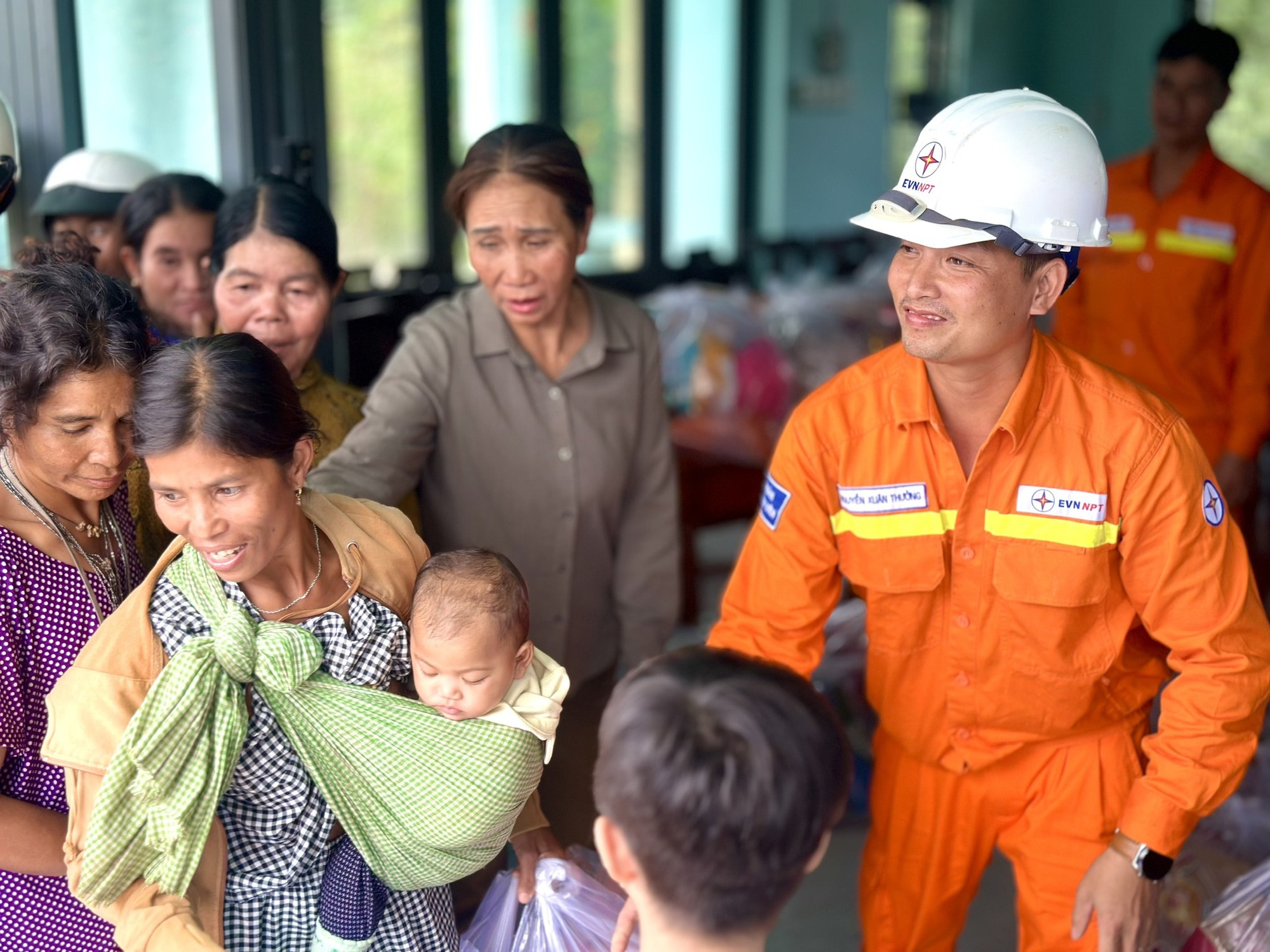 Đảm bảo vận hành an toàn, ổn định hệ thống truyền tải điện trước mưa lũ miền Trung, Tây Nguyên thời gian qua- Ảnh 3.