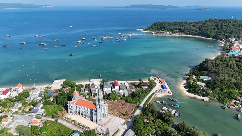 TP tương lai của Việt Nam sắp xây cầu vượt biển: Mở khóa tọa độ mới về du lịch tại nơi được ví như 'viên ngọc xanh' giữa vịnh Bắc Bộ- Ảnh 2. TP tương lai của Việt Nam sắp xây cầu vượt biển: Mở khóa tọa độ mới về du lịch tại nơi được ví như 'viên ngọc xanh' giữa vịnh Bắc Bộ- Ảnh 2.