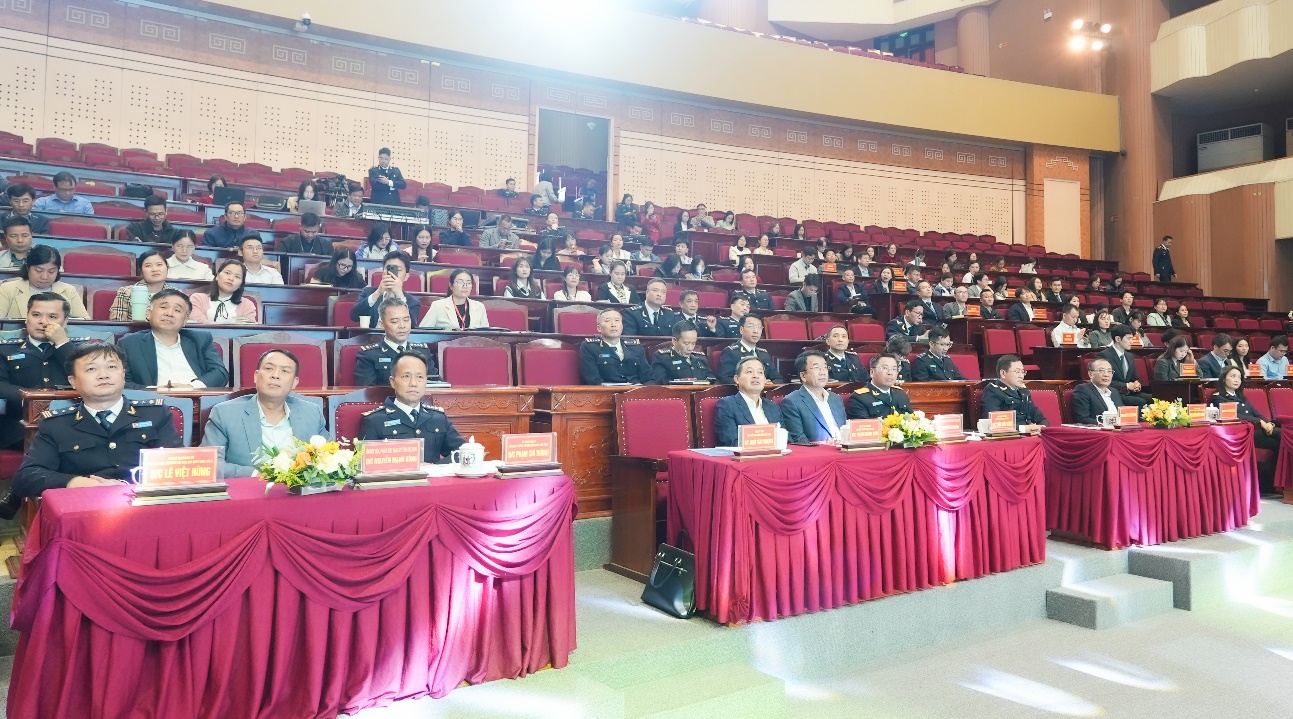 Chi cục Hải quan Khu vực V tổ chức Hội nghị Hải quan - Doanh nghiệp 2025 và sự kiện ghi nhận kim ngạch xuất nhập khẩu vượt 200 tỷ USD, vinh danh các doanh nghiệp tiêu biểu trên địa bàn- Ảnh 3. Chi cục Hải quan Khu vực V tổ chức Hội nghị Hải quan - Doanh nghiệp 2025 và sự kiện ghi nhận kim ngạch xuất nhập khẩu vượt 200 tỷ USD, vinh danh các doanh nghiệp tiêu biểu trên địa bàn- Ảnh 3.