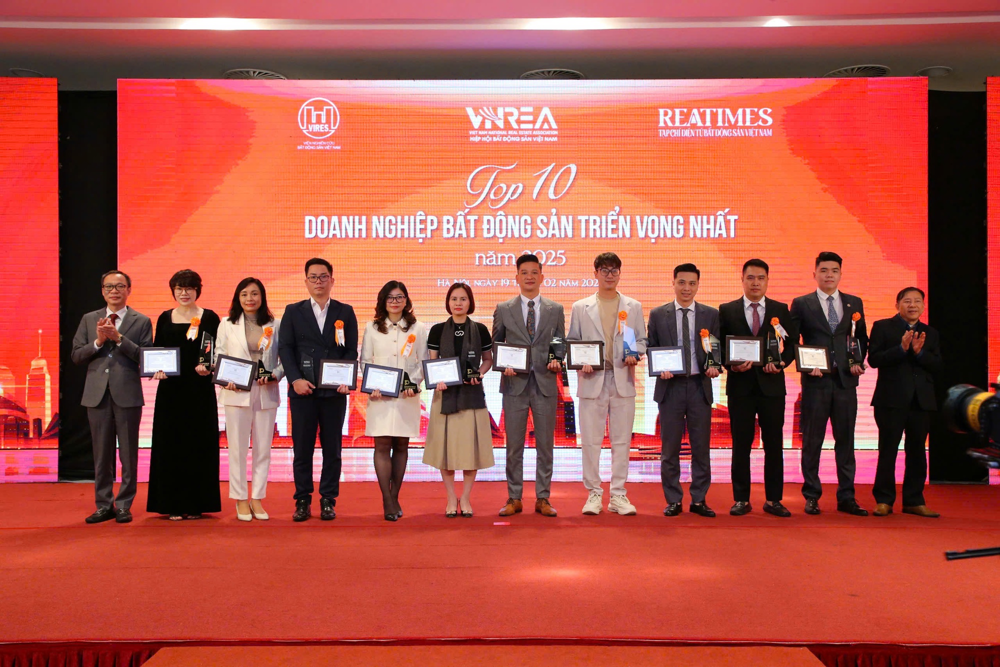 CEO Group Receives Three Prestigious Awards at the 2024 - 2025 Leading Real Estate Brands Honor Ceremony  - Ảnh 1.