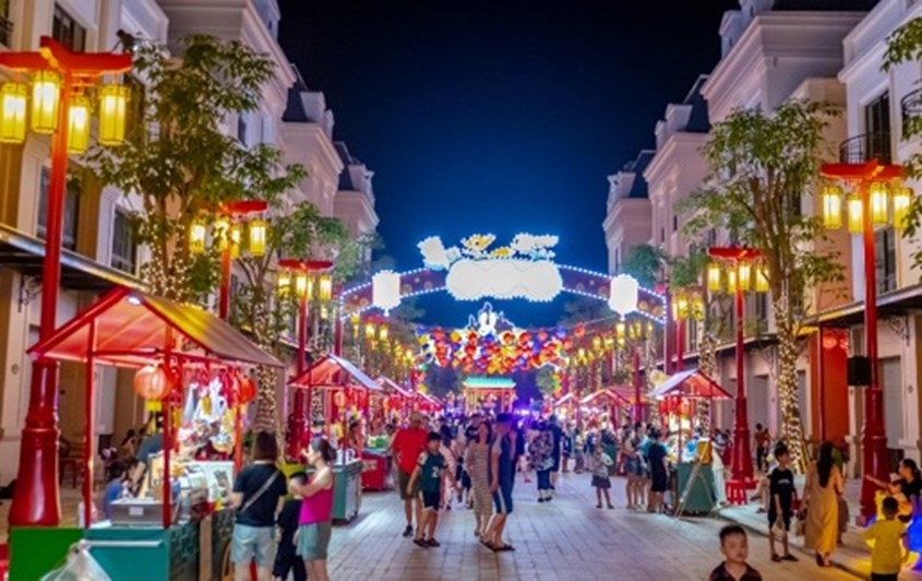 A street with many people and lights with Nanjing Road in the background  AI-generated content may be incorrect.