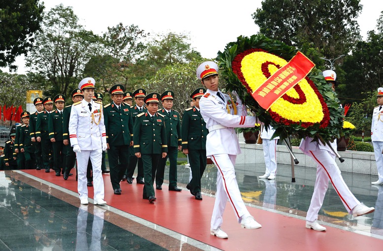 Lãnh đạo Đảng, Nhà nước vào Lăng viếng Chủ tịch Hồ Chí Minh nhân kỷ niệm 95 năm Ngày thành lập Đảng- Ảnh 6.