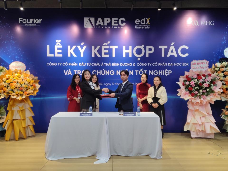 K&iacute; kết hợp t&aacute;c đ&agrave;o tạo giữa edX với APEC. Ảnh: Khắc Ki&ecirc;n