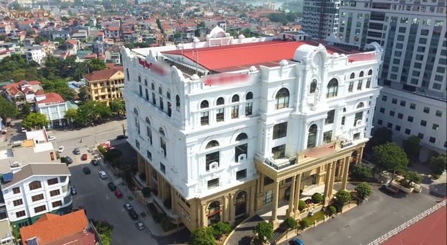 Chiêm ngưỡng dinh thự gần 3.000m2 giữa lòng thành phố có 3 di sản thế giới: Công trình kết hợp kinh doanh và nhà ở, phòng giúp việc cũng ‘ngập trong vàng’- Ảnh 1.