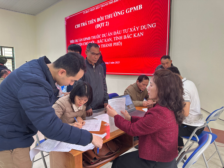 Chi trả tiền bồi thường, hỗ trợ giải phóng mặt bằng tuyến cao tốc Chợ Mới - Bắc Kạn tại xã Nông Thượng- Ảnh 3.