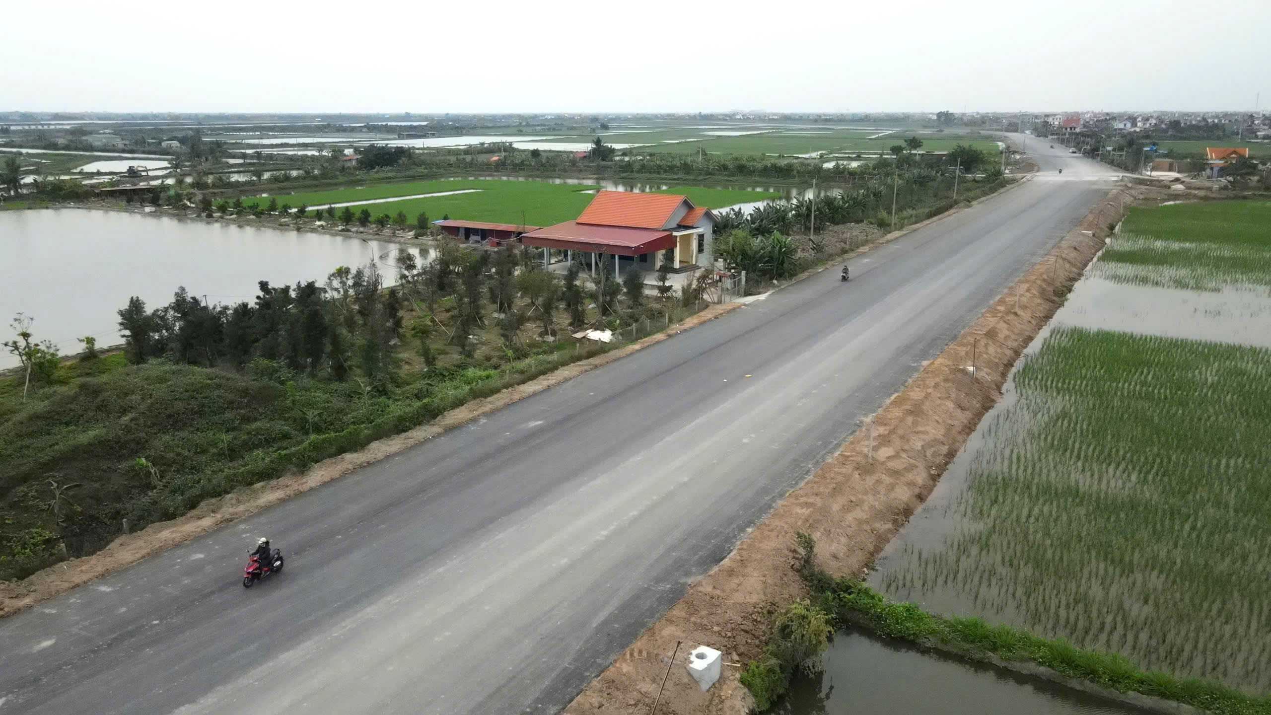 Hải Phòng: Cận cảnh dự án xây dựng tuyến đường nối gần 1.000 tỷ đồng qua Khu công nghiệp Kiến Thụy - Ảnh 4. Hải Phòng: Cận cảnh dự án xây dựng tuyến đường nối gần 1.000 tỷ đồng qua Khu công nghiệp Kiến Thụy - Ảnh 4.