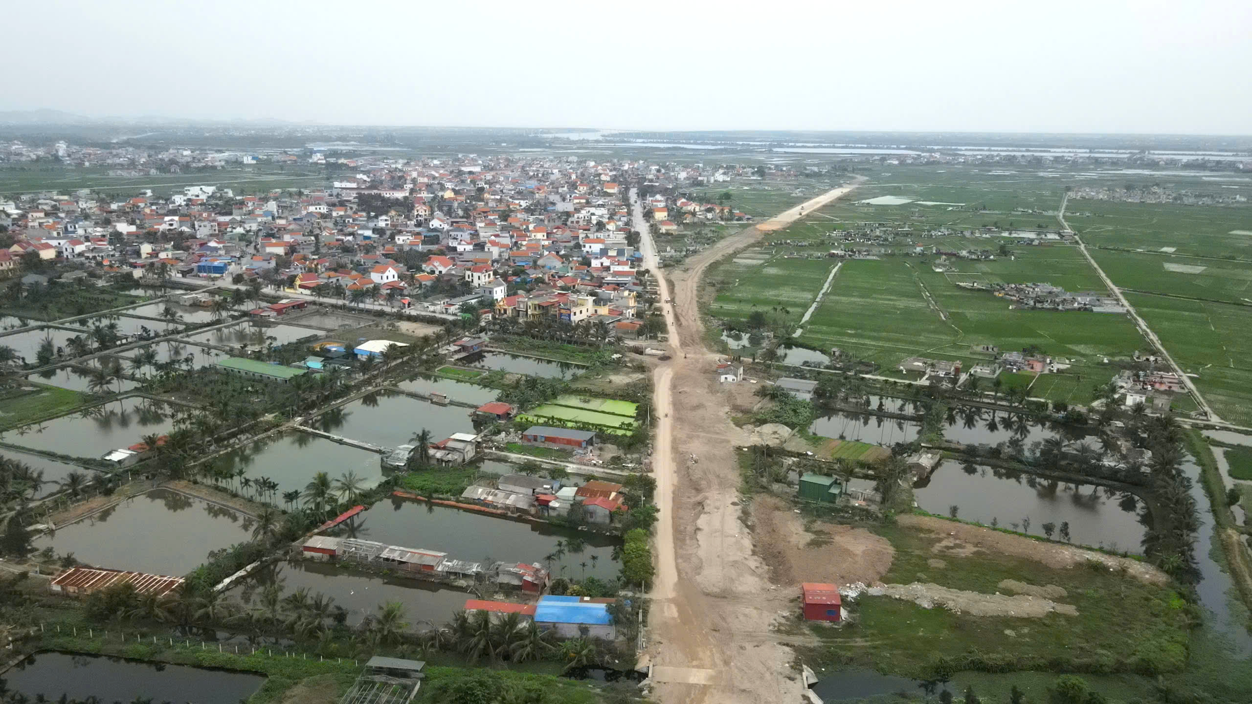 Hải Phòng: Cận cảnh dự án xây dựng tuyến đường nối gần 1.000 tỷ đồng qua Khu công nghiệp Kiến Thụy - Ảnh 2. Hải Phòng: Cận cảnh dự án xây dựng tuyến đường nối gần 1.000 tỷ đồng qua Khu công nghiệp Kiến Thụy - Ảnh 2.