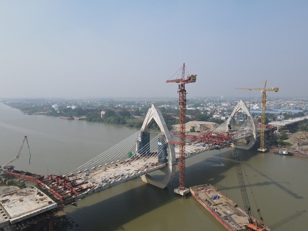 Sớm nhất hơn 1 tháng nữa, sẽ khánh thành cầu dây văng đầu tiên bắc qua con sông biểu tượng tại Nam Định- Ảnh 1.
