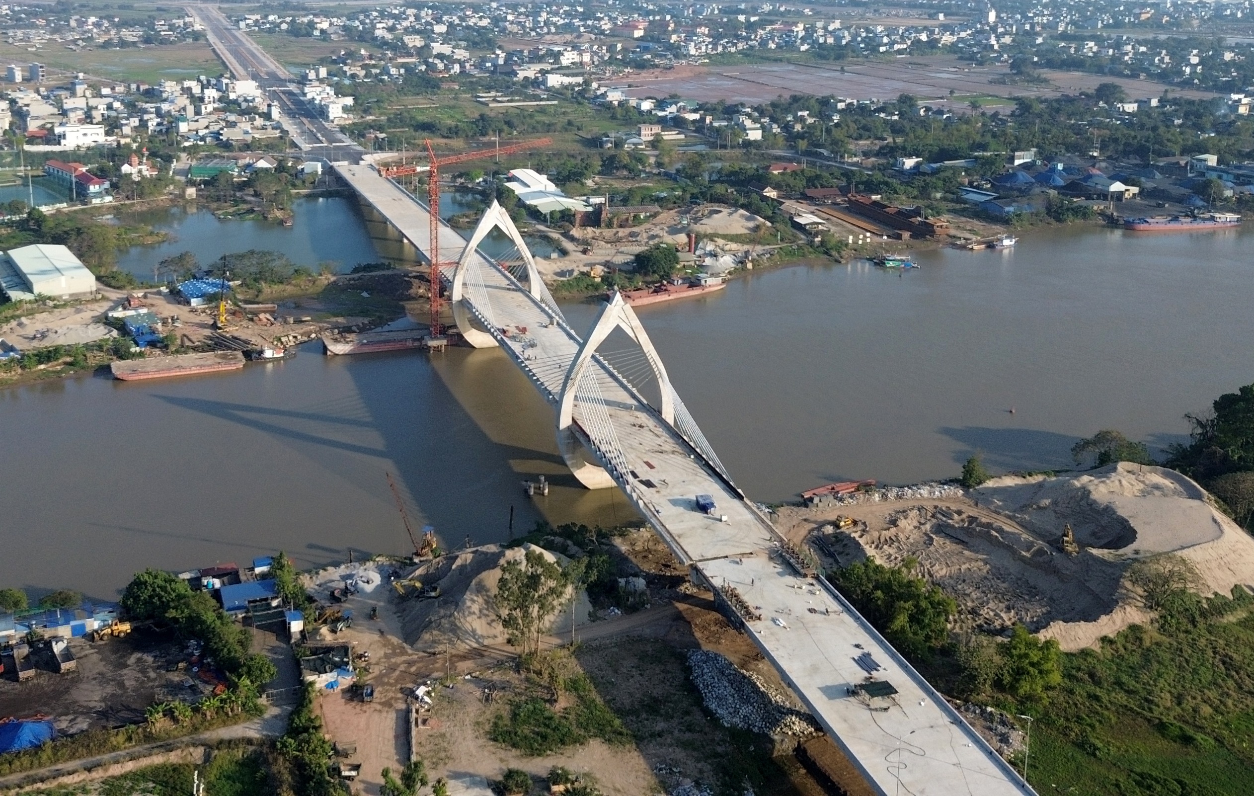 Sớm nhất hơn 1 tháng nữa, sẽ khánh thành cầu dây văng đầu tiên bắc qua con sông biểu tượng tại Nam Định- Ảnh 3.