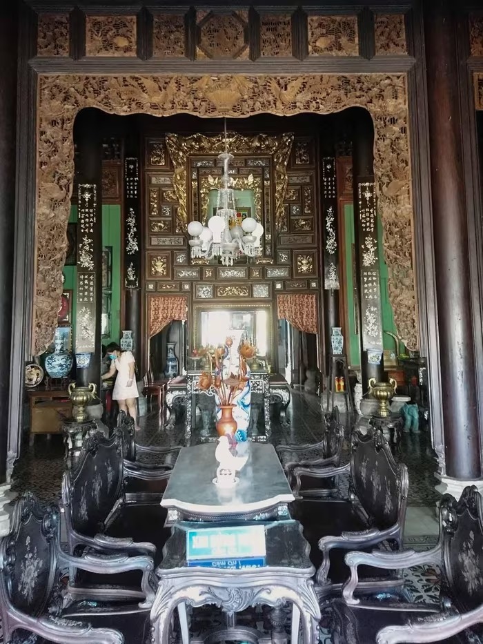 Nhà thờ họ hơn 100 năm tuổi: Là nhà cổ 24 cột gỗ quý đẹp nhất kinh đô ĐBSCL, từng là nơi bấm máy bộ phim nước ngoài nổi tiếng- Ảnh 5. Nhà thờ họ hơn 100 năm tuổi: Là nhà cổ 24 cột gỗ quý đẹp nhất kinh đô ĐBSCL, từng là nơi bấm máy bộ phim nước ngoài nổi tiếng- Ảnh 5.