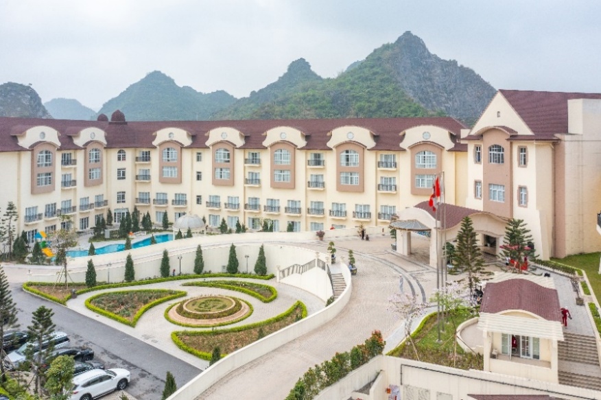 Nghỉ lễ 30/4 và cao điểm Hè 2025: Trải nghiệm "sang - xịn - mịn" chỉ cách Hà Nội một giờ lái xe- Ảnh 1. A building with a pool and mountains in the background AI-generated content may be incorrect.
