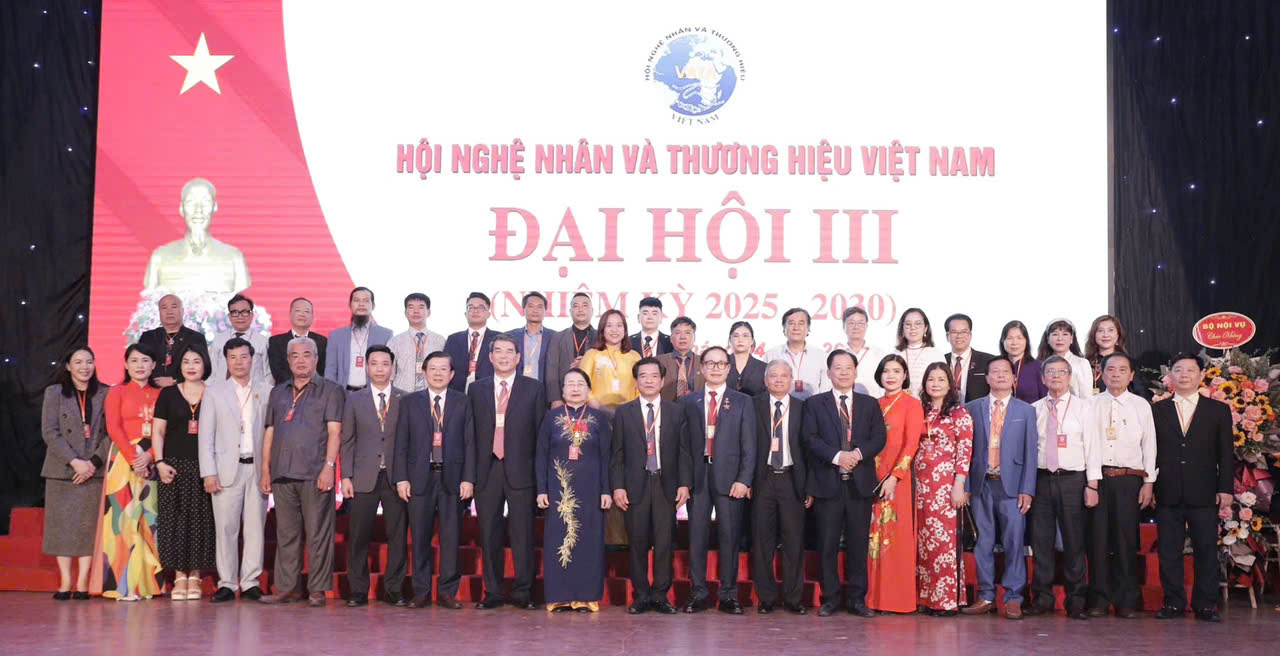 Tiến sĩ Lê Ngọc Dũng tái đắc cử Chủ tịch Hội Nghệ nhân và Thương hiệu Việt Nam khóa III (nhiệm kỳ 2025 – 2030)- Ảnh 7. Tiến sĩ Lê Ngọc Dũng tái đắc cử Chủ tịch Hội Nghệ nhân và Thương hiệu Việt Nam khóa III (nhiệm kỳ 2025 – 2030)- Ảnh 7.