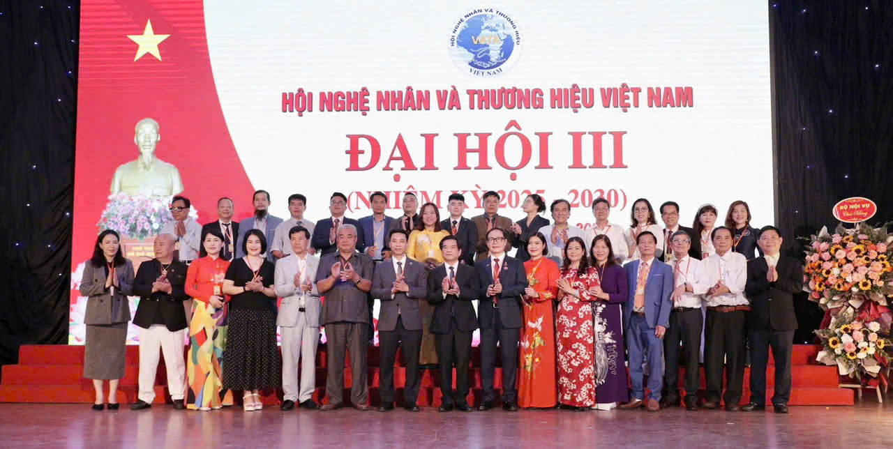 Tiến sĩ Lê Ngọc Dũng tái đắc cử Chủ tịch Hội Nghệ nhân và Thương hiệu Việt Nam khóa III (nhiệm kỳ 2025 – 2030)- Ảnh 3. Tiến sĩ Lê Ngọc Dũng tái đắc cử Chủ tịch Hội Nghệ nhân và Thương hiệu Việt Nam khóa III (nhiệm kỳ 2025 – 2030)- Ảnh 3.