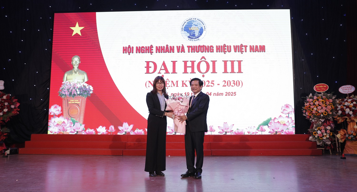 Tiến sĩ Lê Ngọc Dũng tái đắc cử Chủ tịch Hội Nghệ nhân và Thương hiệu Việt Nam khóa III (nhiệm kỳ 2025 – 2030)- Ảnh 2. Tiến sĩ Lê Ngọc Dũng tái đắc cử Chủ tịch Hội Nghệ nhân và Thương hiệu Việt Nam khóa III (nhiệm kỳ 2025 – 2030)- Ảnh 2.